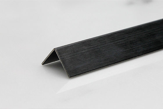 Harga bagus Black Brushed Stainless Steel Tile Trim Bentuk V DIN Standar 2438MM Panjang on line